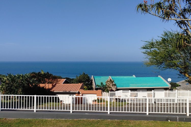 11 Glen Drive, self-catering holiday home one road back from the beach in Zinkwazi Beach – photo 2